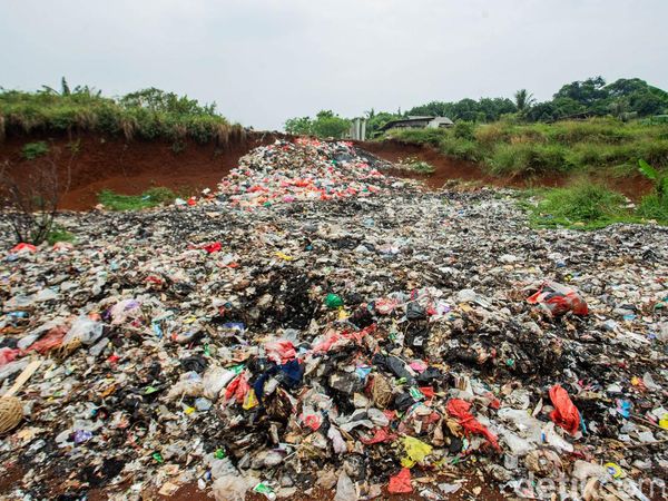 Duh, Tanah Merah Depok Jadi TPS Dadakan