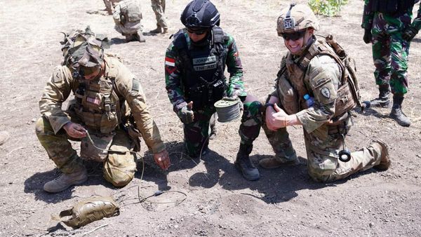Aksi TNI, US Army dan ADF Latihan Jinakkan Bahan Peledak