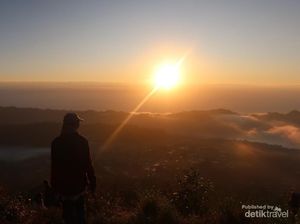 Menikmati Indahnya Sunrise di Puncak Gunung Batur Bali Menikmati Indahnya Sunrise di Puncak Gunung Batur Bali