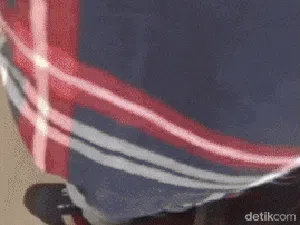 Nasi Kotak Siapa Ini? Kejepit Pintu KRL Cikarang Line