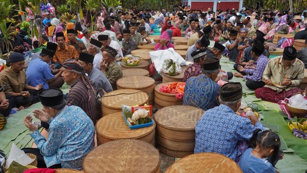 Warga Desa Wisata Ngropoh Gelar Nyadran di Pemakaman