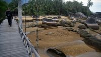 Pesona Bebatuan Granit Raksasa di Tapak Natuna