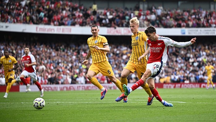 Soccer Football - Premier League - Arsenal v Brighton & Hove Albion - Emirates Stadium, London, Britain - August 31, 2024 Arsenals Kai Havertz shoots at goal REUTERS/Dylan Martinez EDITORIAL USE ONLY. NO USE WITH UNAUTHORIZED AUDIO, VIDEO, DATA, FIXTURE LISTS, CLUB/LEAGUE LOGOS OR LIVE SERVICES. ONLINE IN-MATCH USE LIMITED TO 120 IMAGES, NO VIDEO EMULATION. NO USE IN BETTING, GAMES OR SINGLE CLUB/LEAGUE/PLAYER PUBLICATIONS. PLEASE CONTACT YOUR ACCOUNT REPRESENTATIVE FOR FURTHER DETAILS..