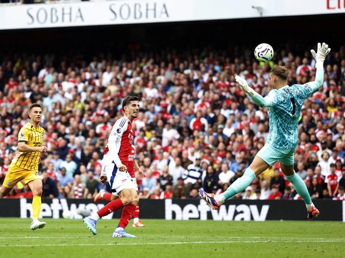 Soccer Football - Premier League - Arsenal v Brighton & Hove Albion - Emirates Stadium, London, Britain - August 31, 2024 Arsenal's Kai Havertz scores their first goal Action Images via Reuters/Peter Cziborra EDITORIAL USE ONLY. NO USE WITH UNAUTHORIZED AUDIO, VIDEO, DATA, FIXTURE LISTS, CLUB/LEAGUE LOGOS OR 'LIVE' SERVICES. ONLINE IN-MATCH USE LIMITED TO 120 IMAGES, NO VIDEO EMULATION. NO USE IN BETTING, GAMES OR SINGLE CLUB/LEAGUE/PLAYER PUBLICATIONS. PLEASE CONTACT YOUR ACCOUNT REPRESENTATIVE FOR FURTHER DETAILS..