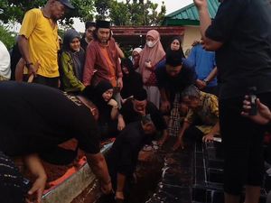 Adik Ayu Ting Ting Lemas hingga Pingsan saat Bayinya Dimakamkan Adik Ayu Ting Ting Lemas hingga Pingsan saat Bayinya Dimakamkan
