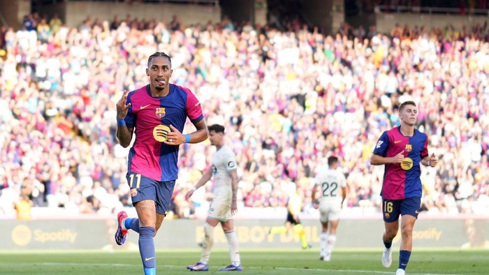 BARCELONA, SPAIN - AUGUST 31: Raphinha of FC Barcelona celebrates scoring his teams fifth goal during the La Liga match between FC Barcelona and Real Valladolid CF at Camp Nou on August 31, 2024 in Barcelona, Spain. (Photo by Alex Caparros/Getty Images)