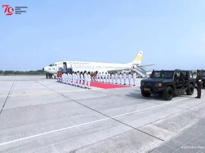 Bendera Merah Putih-Teks Proklamasi Tiba di Halim, Langsung Dibawa ke Monas Bendera Merah Putih-Teks Proklamasi Tiba di Halim, Langsung Dibawa ke Monas