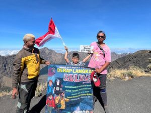 Bareng Ayah, Bocah SD Mendaki Gunung Rinjani Peringati HUT RI