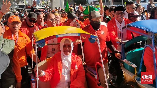 Wali Kota Makassar, Moh Ramdhan Pomanto maju sebagai bakal calon Gubernur Sulawesi Selatan, sementara istrinya, Indira Yusuf Ismail juga maju berkompetisi di Pilwalkot Makassar 2024.