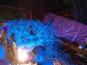 Sopir Truk di Malang Tewas Usai Tabrak Truk Parkir Sopir Truk di Malang Tewas Usai Tabrak Truk Parkir