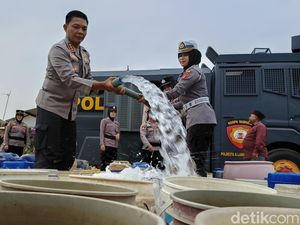 Polresta Bandar Lampung Bagikan Air Bersih untuk Warga Terdampak Kekeringan