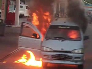 Mobil Terekam Berkobar di SPBU Karanganyar Pagi Tadi Mobil Terekam Berkobar di SPBU Karanganyar Pagi Tadi