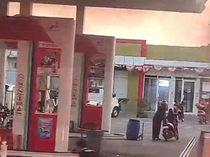 Zebra Espass Terekam Berkobar di SPBU Bejen Karanganyar, Sopir Luka Bakar Zebra Espass Terekam Berkobar di SPBU Bejen Karanganyar, Sopir Luka Bakar
