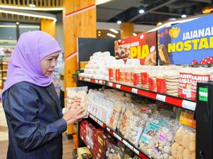 Khofifah Borong Cemilan Produk UMKM