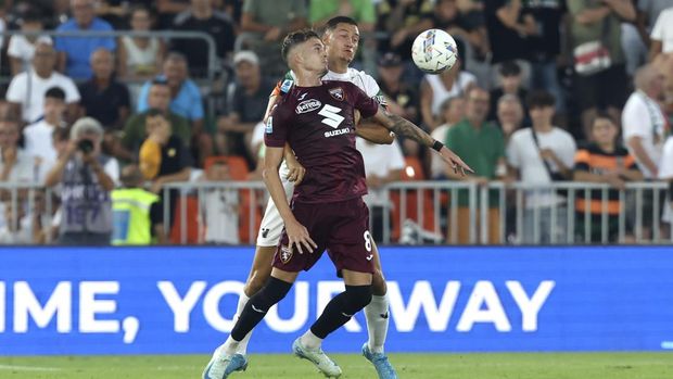  Jay Idzes of Venezia competes for the ball with Karol Linetty of Torino during the Serie A match between Venezia and Torino at Stadio Pier Luigi Penzo on August 30, 2024 in Venice, Italy. (Photo by Maurizio Lagana/Getty Images)