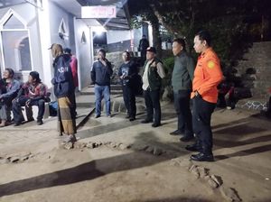 Detik-detik Pendaki Lawu Cedera Saat Menaiki Jalur Tali hingga Ditandu Detik-detik Pendaki Lawu Cedera Saat Menaiki Jalur Tali hingga Ditandu