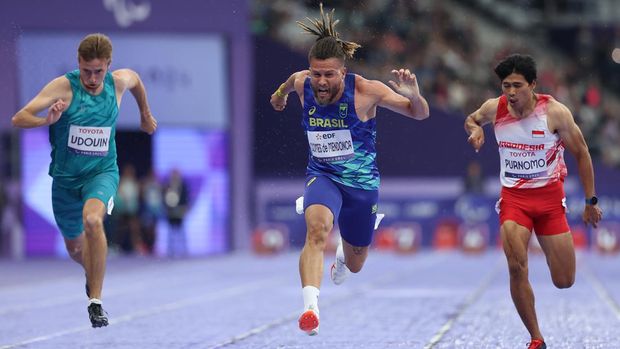 Paralimpiade 2024 PARIS, FRANCE - AUGUST 30: Ricardo Gomes De Mendonca of Team Brazil, Saptoyogo Purnomo of Team India and Andrei Vdovin of Team Neutral Paralympics Athletes compete during the Men's 100m - T37 on day two of the Paris 2024 Summer Paralympic Games at Stade de France on August 30, 2024 in Paris, France. (Photo by Ezra Shaw/Getty Images)