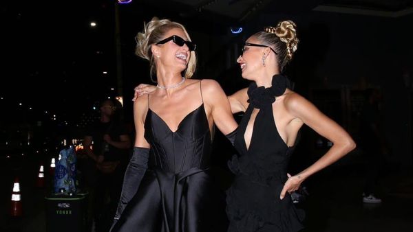 7 Gaya Paris Hilton Glamor Pakai Gaun Desainer Indonesia di Reuni Simple Life