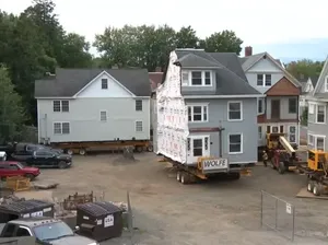 Gokil! 4 Rumah Berusia 125 Tahun Dipindahkan Tanpa Dihancurkan