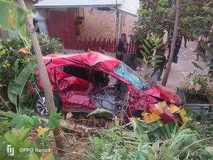Brio Terobos Perlintasan Dihantam KA di Lampung, Dua Mahasiswa Kritis Brio Terobos Perlintasan Dihantam KA di Lampung, Dua Mahasiswa Kritis