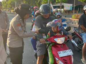 Sempat Dikira Razia, Pengendara di Ngawi Dapat Cokelat