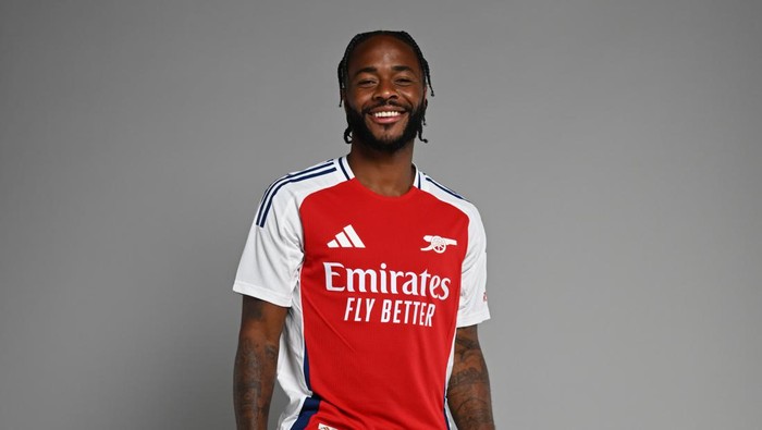 Raheem Sterling LONDON COLNEY, ENGLAND - AUGUST 30: Arsenal unveil new signing Raheem Sterling at Sobha Realty Training Centre on August 30, 2024 in London Colney, England. (Photo by Stuart MacFarlane/Arsenal FC via Getty Images)