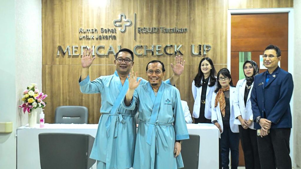Ridwan Kamil-Suswono Lambaikan Tangan Saat Jalani Pemeriksaan Kesehatan Ridwan Kamil-Suswono Lambaikan Tangan Saat Jalani Pemeriksaan Kesehatan