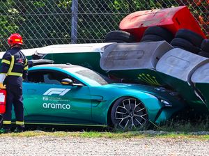 Detik-detik Safety Car F1 Kecelakaan, Tak Terkendali hingga Hantam Pembatas Detik-detik Safety Car F1 Kecelakaan, Tak Terkendali hingga Hantam Pembatas