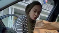 9 Seleb Indonesia Kerja di Luar Negeri, Jadi Tukang Las-Antar Makanan