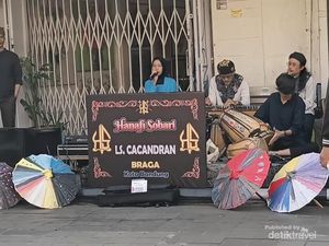 Menjelajahi Jalan Ikonik di Bandung Sambil Jualan Bunga