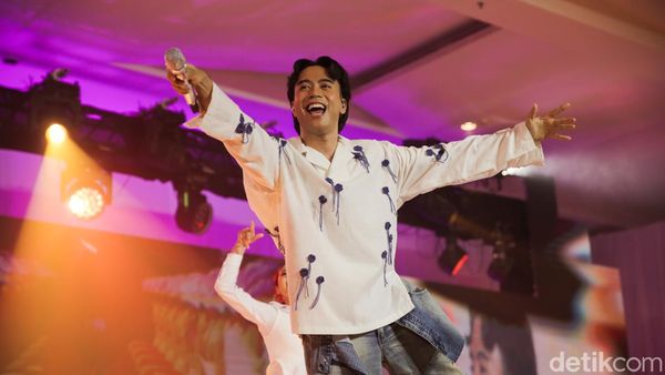 8 Potret Penampilan Vidi Aldiano di Grand Final Emeron Hijab Hunt 2024