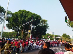 Antusiasme Warga Sambut Kirab Pengembalian Bendera ke Monas
