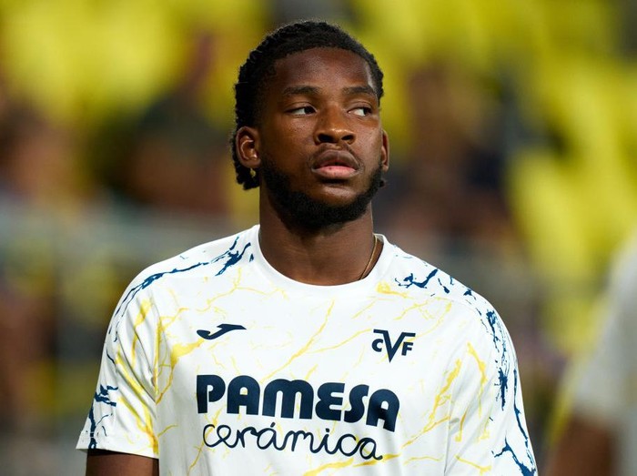 VILLARREAL, SPAIN - AUGUST 26: Willy Kambwala of Villarreal CF looks on during the warm up prior to the LaLiga EA Sports match between Villarreal CF and RC Celta de Vigo at Estadio de la Ceramica on August 26, 2024 in Villarreal, Spain. (Photo by Alex Caparros/Getty Images)