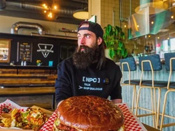 Gokil! YouTuber Ini Sanggup Lahap Burger dan Hot Dog Ribuan Kalori