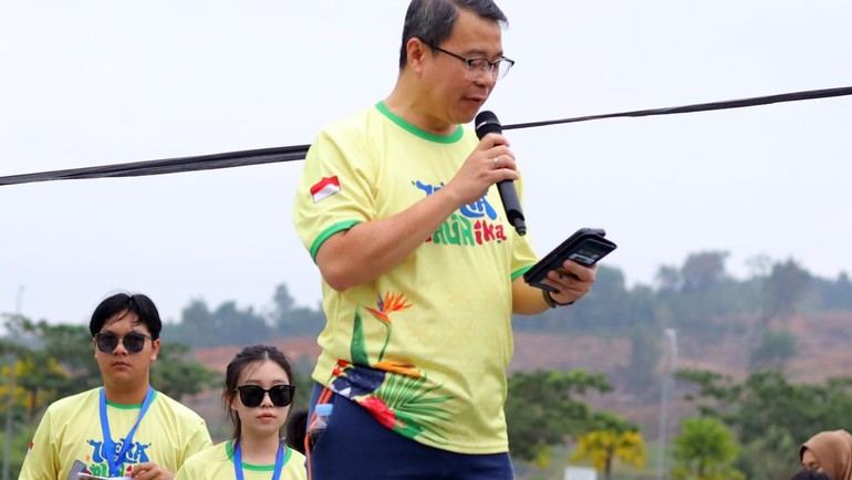 Direktur Utama Ipeka, Pdt. Handojo, memberikan sambutan pada pembukaan acara yang menjadi wujud nyata komitmen Ipeka Balikpapan untuk berkontribusi positif bagi masyarakat Balikpapan dan sekitarnya.