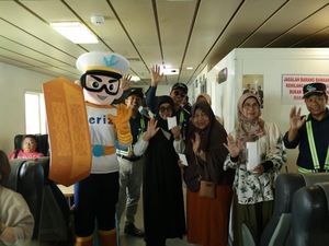 Hari Pelanggan Nasional, ASDP Bagikan 500 Merchandise ke Penumpang Kapal