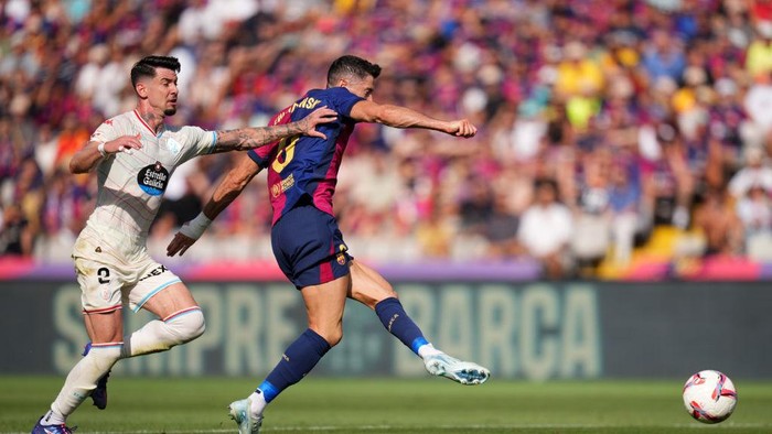 BARCELONA, SPAIN - AUGUST 31: Robert Lewandowski of FC Barcelona scores his teams second goal during the La Liga match between FC Barcelona and Real Valladolid CF at Camp Nou on August 31, 2024 in Barcelona, Spain. (Photo by Alex Caparros/Getty Images)