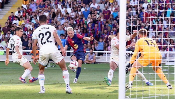 Barcelona vs Valladolid Soccer Football - LaLiga - FC Barcelona v Real Valladolid - Estadi Olimpic Lluis Companys, Barcelona, Spain - August 31, 2024 FC Barcelonas Dani Olmo scores their sixth goal REUTERS/Bruna Casas