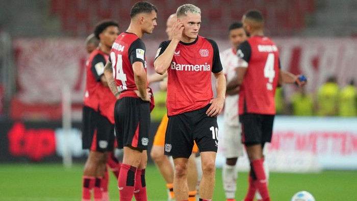 LEVERKUSEN, GERMANY - AUGUST 31: Players of Bayer 04 Leverkusen acknowledge the supporters following the teams defeated at the end of  the Bundesliga match between Bayer 04 Leverkusen and RB Leipzig at BayArena on August 31, 2024 in Leverkusen, Germany. (Photo by Pau Barrena/Getty Images)