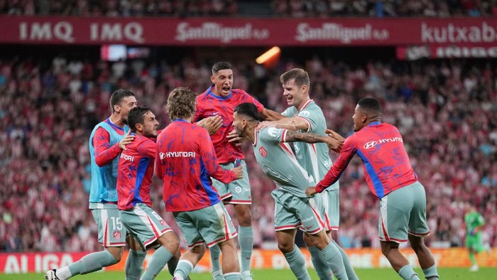 BILBAO, SPAIN - AUGUST 31: Angel Correa of Atletico de Madrid (C) celebrates with teammates after scoring his teams first goal during the LaLiga match between Athletic Club and Atletico de Madrid  at Estadio de San Mames on August 31, 2024 in Bilbao, Spain. (Photo by Juan Manuel Serrano Arce/Getty Images)