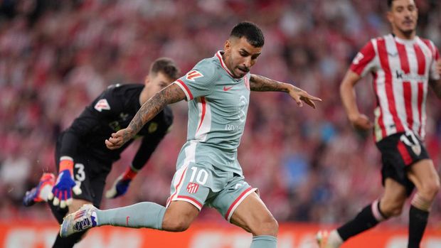 BILBAO, SPAIN - AUGUST 31: Angel Correa of Atletico de Madrid (C) celebrates with teammates after scoring his team's first goal during the LaLiga match between Athletic Club and Atletico de Madrid  at Estadio de San Mames on August 31, 2024 in Bilbao, Spain. (Photo by Juan Manuel Serrano Arce/Getty Images)