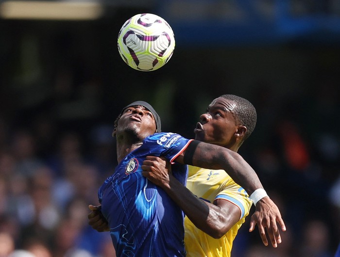 Soccer Football - Premier League - Chelsea v Crystal Palace - Stamford Bridge, London, Britain - September 1, 2024 Chelseas Noni Madueke in action with Crystal Palaces Tyrick Mitchell REUTERS/David Klein EDITORIAL USE ONLY. NO USE WITH UNAUTHORIZED AUDIO, VIDEO, DATA, FIXTURE LISTS, CLUB/LEAGUE LOGOS OR LIVE SERVICES. ONLINE IN-MATCH USE LIMITED TO 120 IMAGES, NO VIDEO EMULATION. NO USE IN BETTING, GAMES OR SINGLE CLUB/LEAGUE/PLAYER PUBLICATIONS. PLEASE CONTACT YOUR ACCOUNT REPRESENTATIVE FOR FURTHER DETAILS..