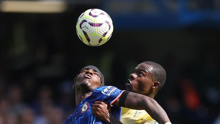 Soccer Football - Premier League - Chelsea v Crystal Palace - Stamford Bridge, London, Britain - September 1, 2024 Chelseas Noni Madueke in action with Crystal Palaces Tyrick Mitchell REUTERS/David Klein EDITORIAL USE ONLY. NO USE WITH UNAUTHORIZED AUDIO, VIDEO, DATA, FIXTURE LISTS, CLUB/LEAGUE LOGOS OR LIVE SERVICES. ONLINE IN-MATCH USE LIMITED TO 120 IMAGES, NO VIDEO EMULATION. NO USE IN BETTING, GAMES OR SINGLE CLUB/LEAGUE/PLAYER PUBLICATIONS. PLEASE CONTACT YOUR ACCOUNT REPRESENTATIVE FOR FURTHER DETAILS..