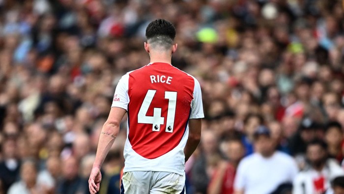 Soccer Football - Premier League - Arsenal v Brighton & Hove Albion - Emirates Stadium, London, Britain - August 31, 2024 Arsenals Declan Rice walks off the pitch after being shown a second yellow card REUTERS/Dylan Martinez EDITORIAL USE ONLY. NO USE WITH UNAUTHORIZED AUDIO, VIDEO, DATA, FIXTURE LISTS, CLUB/LEAGUE LOGOS OR LIVE SERVICES. ONLINE IN-MATCH USE LIMITED TO 120 IMAGES, NO VIDEO EMULATION. NO USE IN BETTING, GAMES OR SINGLE CLUB/LEAGUE/PLAYER PUBLICATIONS. PLEASE CONTACT YOUR ACCOUNT REPRESENTATIVE FOR FURTHER DETAILS..