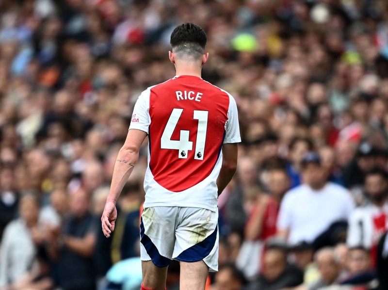 Soccer Football - Premier League - Arsenal v Brighton & Hove Albion - Emirates Stadium, London, Britain - August 31, 2024 Arsenal's Declan Rice walks off the pitch after being shown a second yellow card REUTERS/Dylan Martinez EDITORIAL USE ONLY. NO USE WITH UNAUTHORIZED AUDIO, VIDEO, DATA, FIXTURE LISTS, CLUB/LEAGUE LOGOS OR 'LIVE' SERVICES. ONLINE IN-MATCH USE LIMITED TO 120 IMAGES, NO VIDEO EMULATION. NO USE IN BETTING, GAMES OR SINGLE CLUB/LEAGUE/PLAYER PUBLICATIONS. PLEASE CONTACT YOUR ACCOUNT REPRESENTATIVE FOR FURTHER DETAILS..