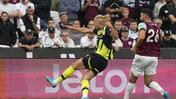 Manchester Citys Erling Haaland scores his sides opening goal during the English Premier League soccer match between West Ham United and Manchester City at the London Stadium in London, England, Saturday, Aug. 31, 2024. (AP Photo/Frank Augstein)