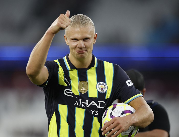 Soccer Football - Premier League - West Ham United v Manchester City - London Stadium, London, Britain - August 31, 2024 Manchester Citys Erling Haaland applauds fans after the match as he holds the ball after scoring a hat-trick Action Images via Reuters/John Sibley EDITORIAL USE ONLY. NO USE WITH UNAUTHORIZED AUDIO, VIDEO, DATA, FIXTURE LISTS, CLUB/LEAGUE LOGOS OR LIVE SERVICES. ONLINE IN-MATCH USE LIMITED TO 120 IMAGES, NO VIDEO EMULATION. NO USE IN BETTING, GAMES OR SINGLE CLUB/LEAGUE/PLAYER PUBLICATIONS. PLEASE CONTACT YOUR ACCOUNT REPRESENTATIVE FOR FURTHER DETAILS..