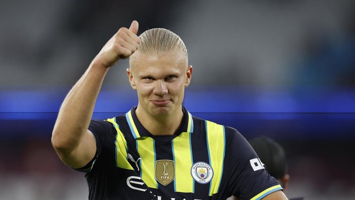 Erling Haaland Soccer Football - Premier League - West Ham United v Manchester City - London Stadium, London, Britain - August 31, 2024 Manchester City's Erling Haaland applauds fans after the match as he holds the ball after scoring a hat-trick Action Images via Reuters/John Sibley EDITORIAL USE ONLY. NO USE WITH UNAUTHORIZED AUDIO, VIDEO, DATA, FIXTURE LISTS, CLUB/LEAGUE LOGOS OR 'LIVE' SERVICES. ONLINE IN-MATCH USE LIMITED TO 120 IMAGES, NO VIDEO EMULATION. NO USE IN BETTING, GAMES OR SINGLE CLUB/LEAGUE/PLAYER PUBLICATIONS. PLEASE CONTACT YOUR ACCOUNT REPRESENTATIVE FOR FURTHER DETAILS..