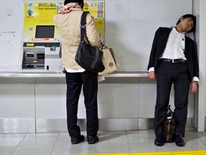 Terjebak di Fenomena Job Hugging, Untung atau Rugi? Terjebak di Fenomena Job Hugging, Untung atau Rugi?