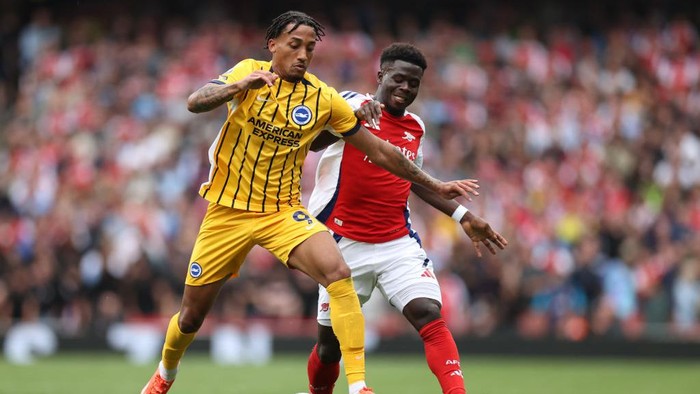 LONDON, ENGLAND - AUGUST 31: Joao Pedro of Brighton & Hove Albion is challenged by Bukayo Saka of Arsenal during the Premier League match between Arsenal FC and Brighton & Hove Albion FC at Emirates Stadium on August 31, 2024 in London, England. (Photo by Ryan Pierse/Getty Images)